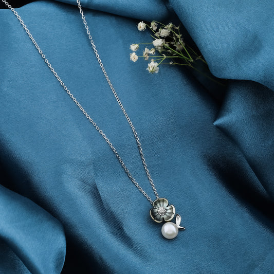 Noir Bloom Pearl Necklace
